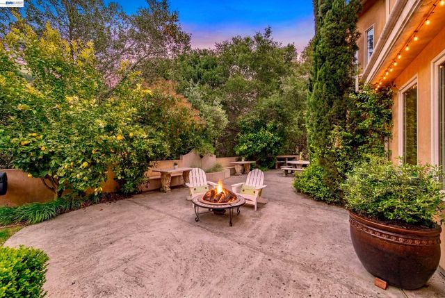35655 Palomares Rd, Castro Valley, CA 94552