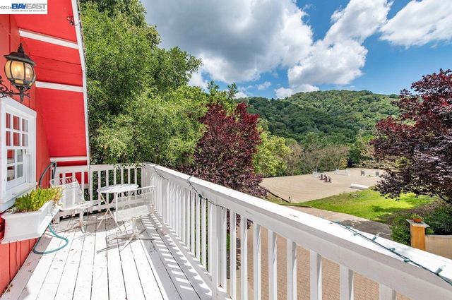 35655 Palomares Rd, Castro Valley, CA 94552
