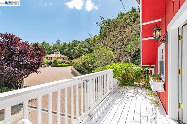 35655 Palomares Rd, Castro Valley, CA 94552