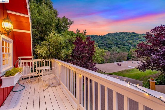 35655 Palomares Rd, Castro Valley, CA 94552