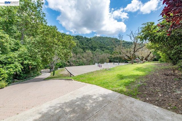 35655 Palomares Rd, Castro Valley, CA 94552