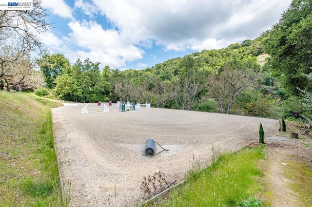 35655 Palomares Rd, Castro Valley, CA 94552