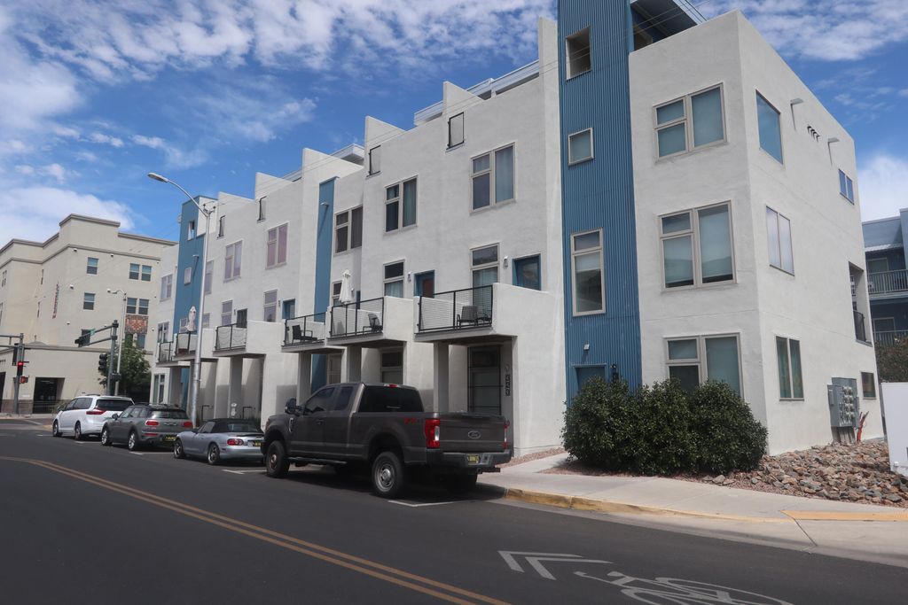 327 Platinum Street SW, Albuquerque, NM 87102