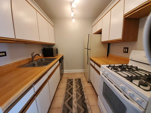 9994 S 84th Terrace 311, Palos Hills, IL 60465