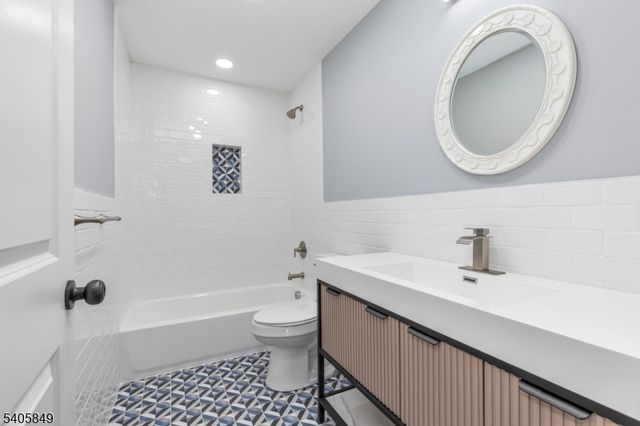 81 Hutchinson St, Clark Twp., NJ 07066