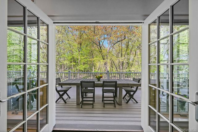 10 Morris Court, Rye, NY 10580