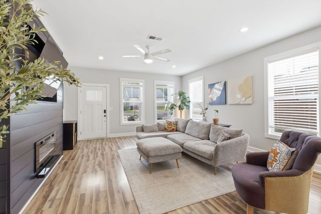 2140A Burns St, Nashville, TN 37216