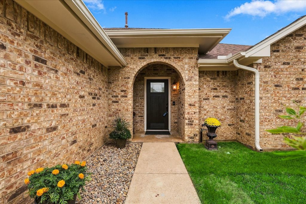 5216 Gaelic Court, Denton, TX 76208 — exterior