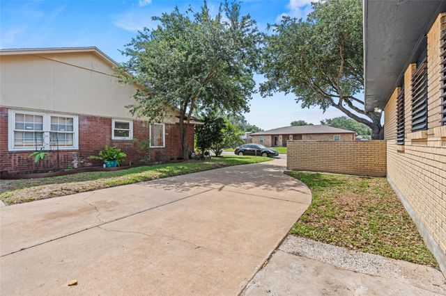 7009 Youpon Drive, Galveston, TX 77551