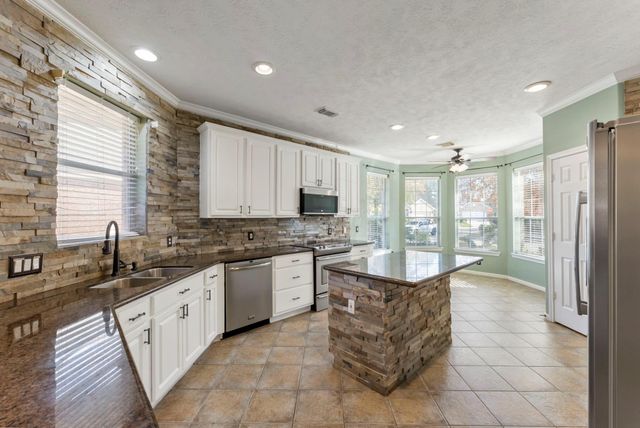 11 S Bendrook Loop, Conroe, TX 77384