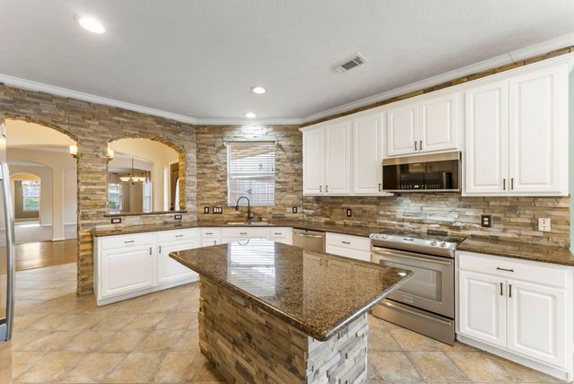 11 S Bendrook Loop, Conroe, TX 77384