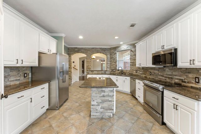 11 S Bendrook Loop, Conroe, TX 77384