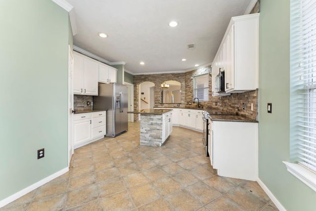 11 S Bendrook Loop, Conroe, TX 77384