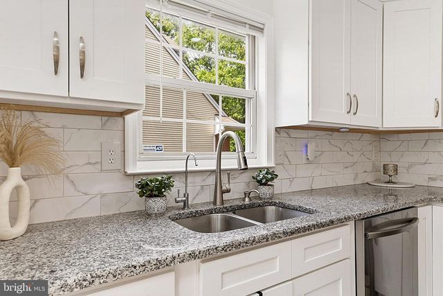 25 NAVESINK DR, Pennington, NJ 08534