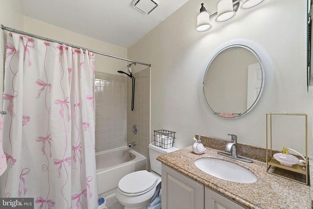 25 NAVESINK DR, Pennington, NJ 08534