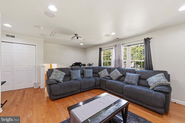25 NAVESINK DR, Pennington, NJ 08534
