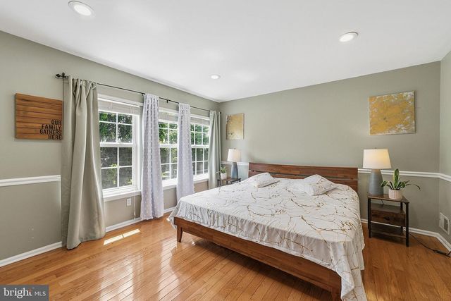 25 NAVESINK DR, Pennington, NJ 08534
