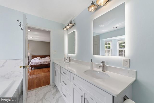 25 NAVESINK DR, Pennington, NJ 08534