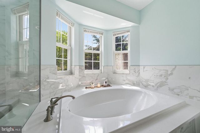 25 NAVESINK DR, Pennington, NJ 08534