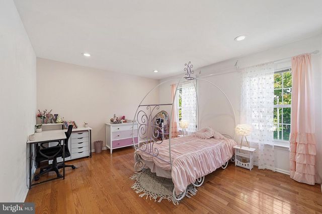 25 NAVESINK DR, Pennington, NJ 08534