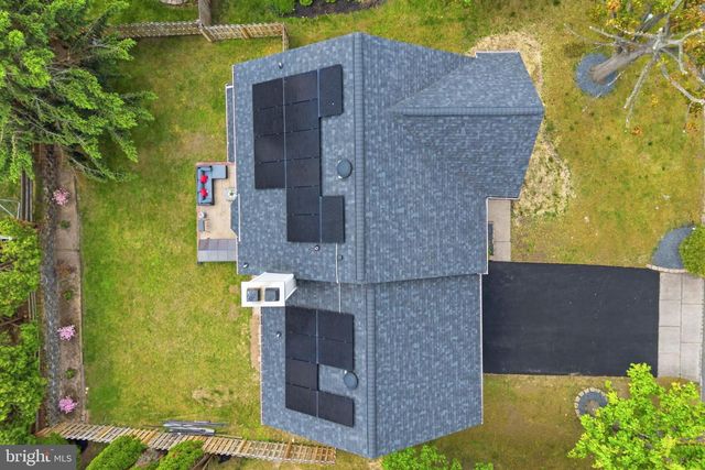 25 NAVESINK DR, Pennington, NJ 08534