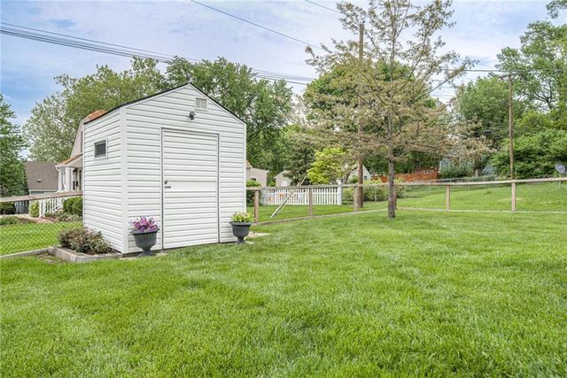 920 County Line Road, Kansas City, KS 66103