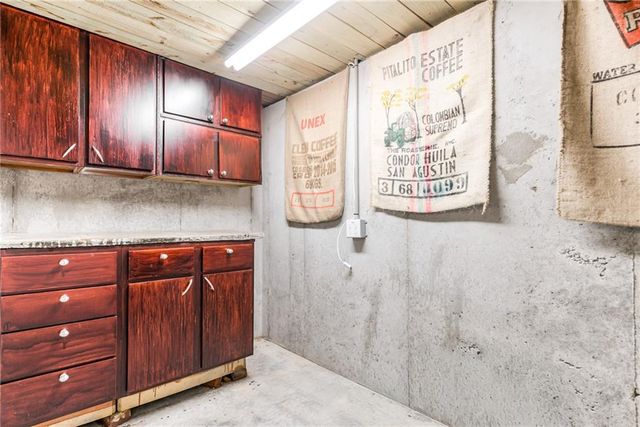 920 County Line Road, Kansas City, KS 66103