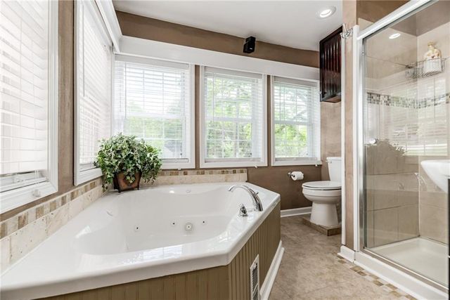 920 County Line Road, Kansas City, KS 66103