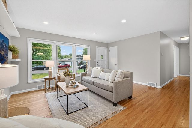2043 Ramlow Place, Saint Paul, MN 55116