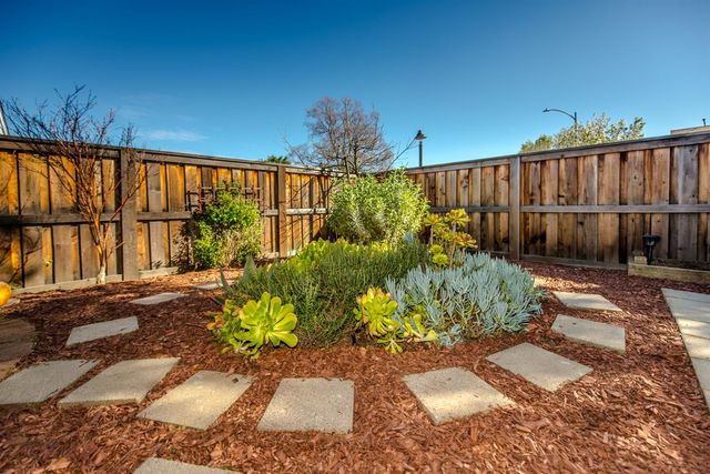 3152 Woods Cir, Davis, CA 95616