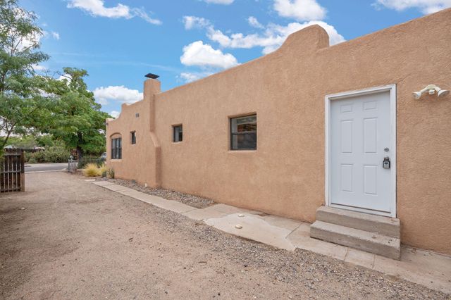 512 15th Street NW, Albuquerque, NM 87104