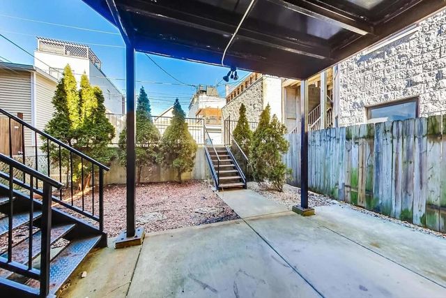 1730 W Beach Avenue 1, Chicago, IL 60622