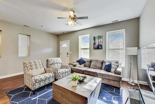 1730 W Beach Avenue 1, Chicago, IL 60622