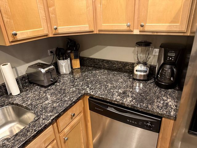 1730 W Beach Avenue 1, Chicago, IL 60622