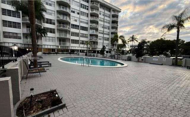 16740 NE 9th Ave 807, North Miami Beach, FL 33162