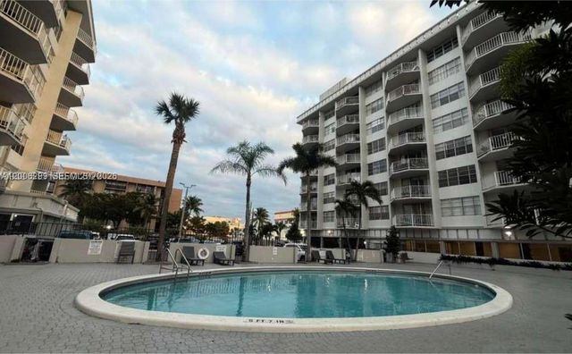 16740 NE 9th Ave 807, North Miami Beach, FL 33162