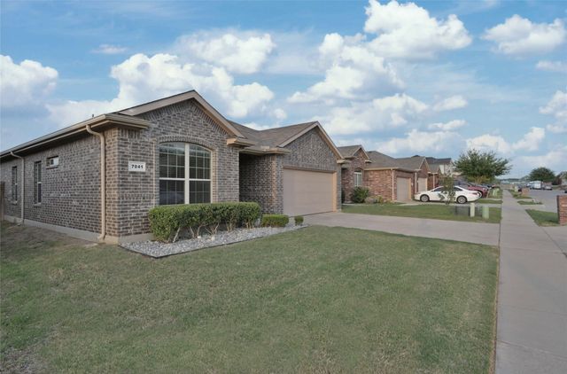 7041 Seton Hall Drive, Fort Worth, TX 76120