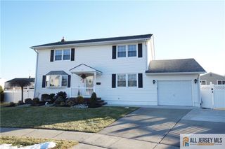 18 Cherbar Court, Colonia, NJ 07067