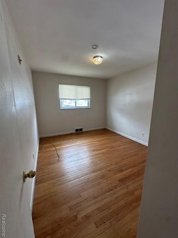 14621 Rosemary Boulevard, Oak Park, MI 48237