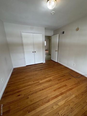 14621 Rosemary Boulevard, Oak Park, MI 48237