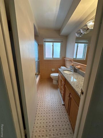 14621 Rosemary Boulevard, Oak Park, MI 48237