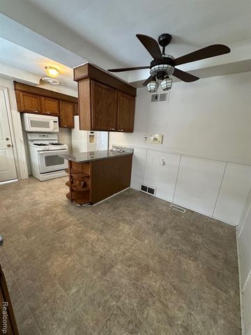 14621 Rosemary Boulevard, Oak Park, MI 48237