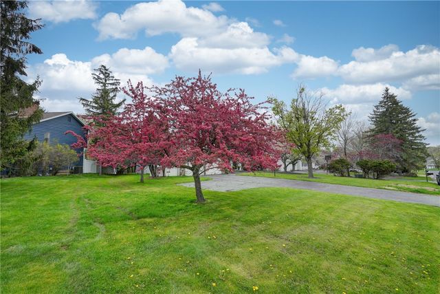 23 Summit Oaks, Pittsford, NY 14534
