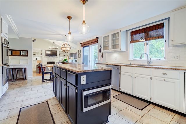 23 Summit Oaks, Pittsford, NY 14534