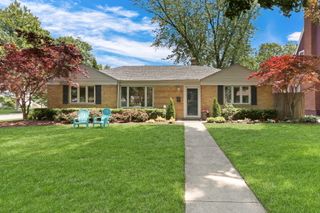 400 Wedgemere Place, Libertyville, IL 60048