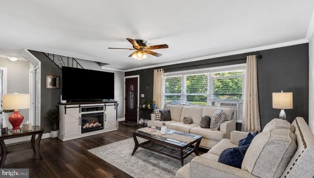 46 TWIN OAK DR, Levittown, PA 19056