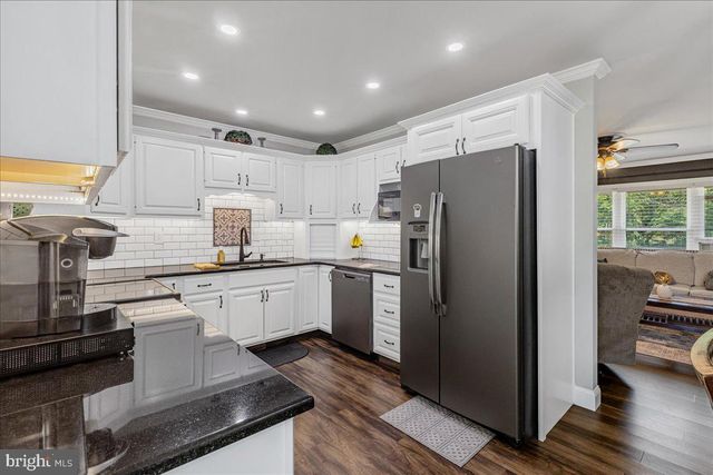 46 TWIN OAK DR, Levittown, PA 19056
