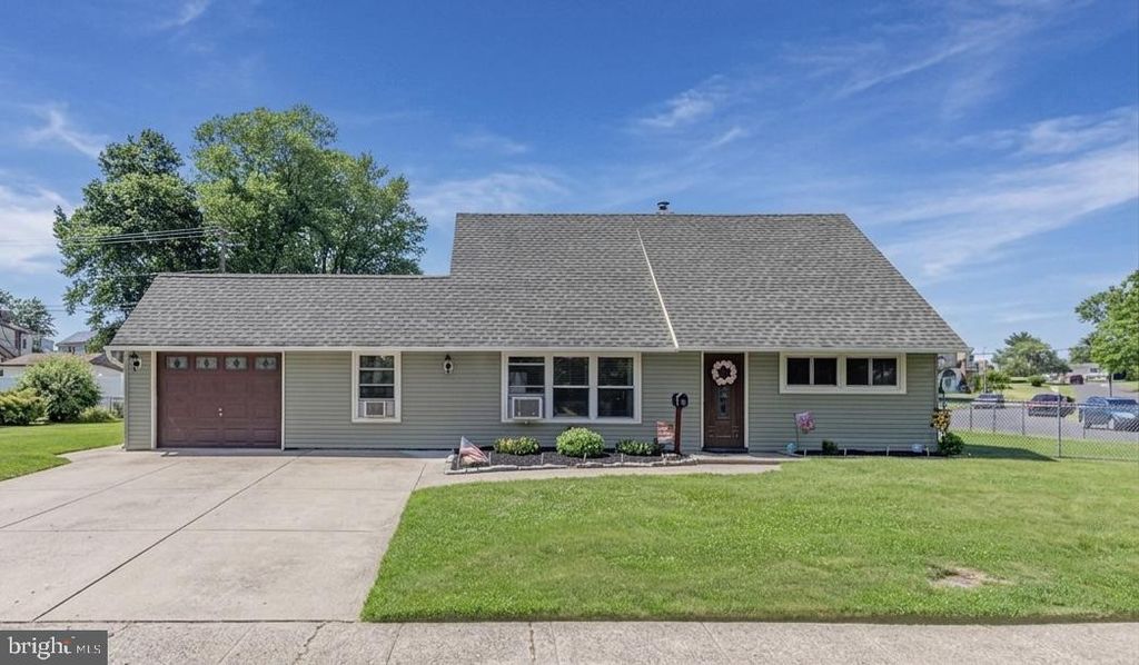 46 TWIN OAK DR, Levittown, PA 19056
