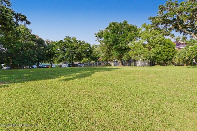 201 Front Beach Drive, Ocean Springs, MS 39564