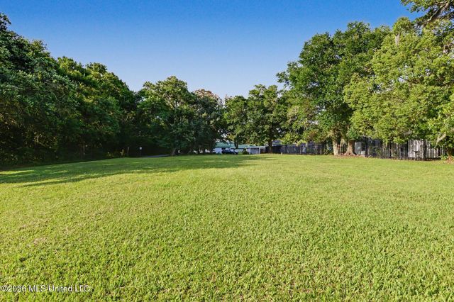 201 Front Beach Drive, Ocean Springs, MS 39564